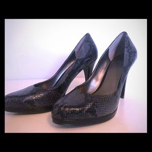 Nine West snakeskin texture pumps 10